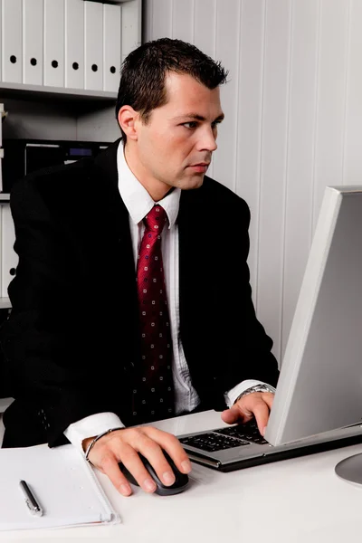 Homem de negócios no escritório com computador — Fotografia de Stock