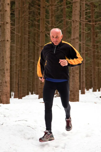 Senior correr cuando trotar en el invierno — Foto de Stock