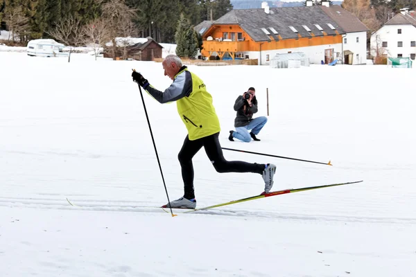 Senior cross country σκι κατά τη διάρκεια του χειμώνα — Φωτογραφία Αρχείου