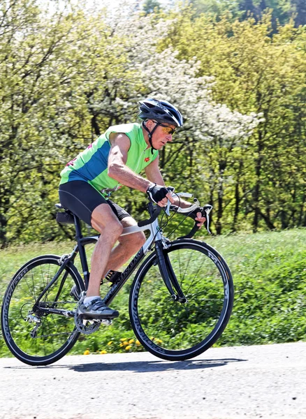 Senior fietsen op een racefiets — Stockfoto