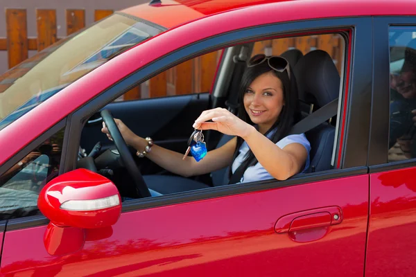 Женщина с новой машиной и ключами от машины — стоковое фото
