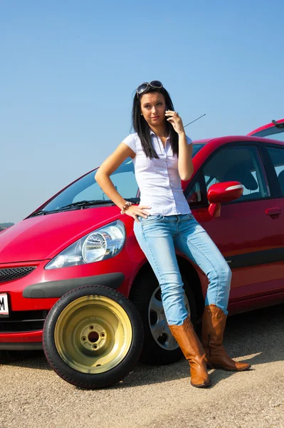 車のタイヤがパンクを持つ女性 — ストック写真