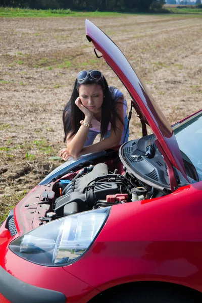 Vrouw heeft in haar auto breekt — Stockfoto