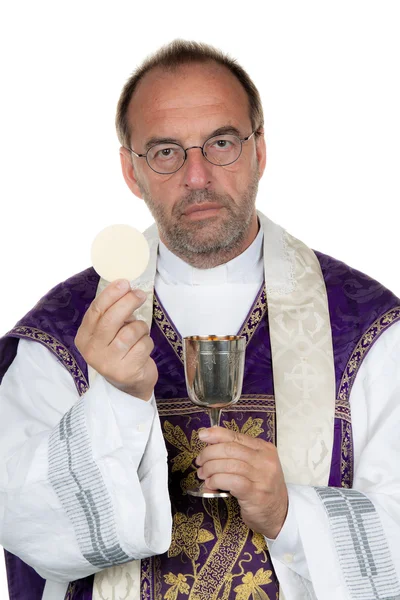 Sacerdote católico com cálice — Fotografia de Stock