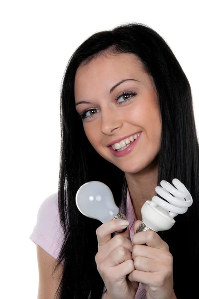 Vrouw met energiebesparende lamp. — Stockfoto