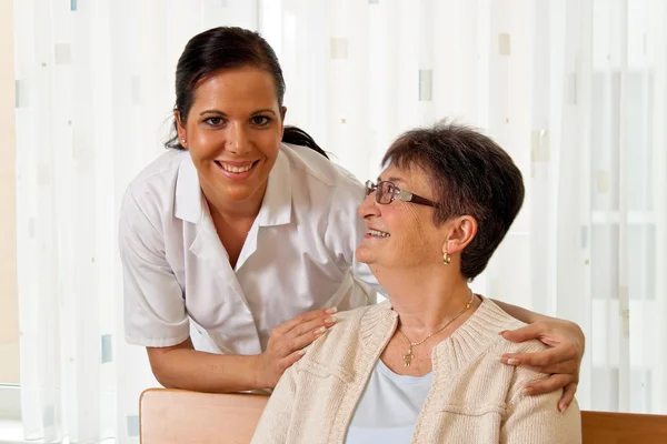 Enfermera en cuidados de ancianos para ancianos — Foto de Stock