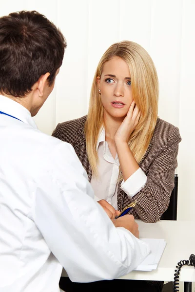 Patient and doctor talking — Stock Photo, Image