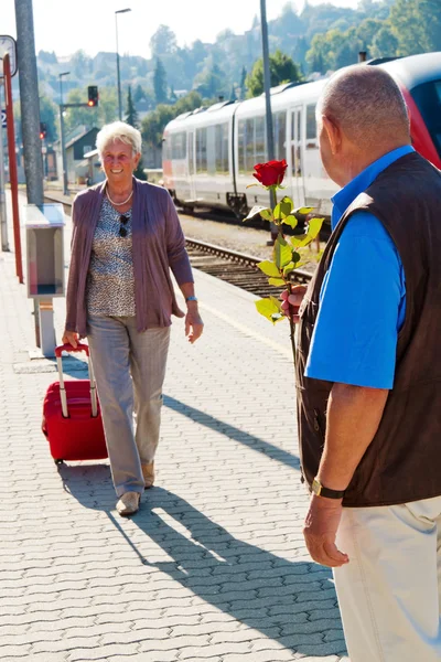 Älteres Senioren-Paar am Bahnhof — Stockfoto