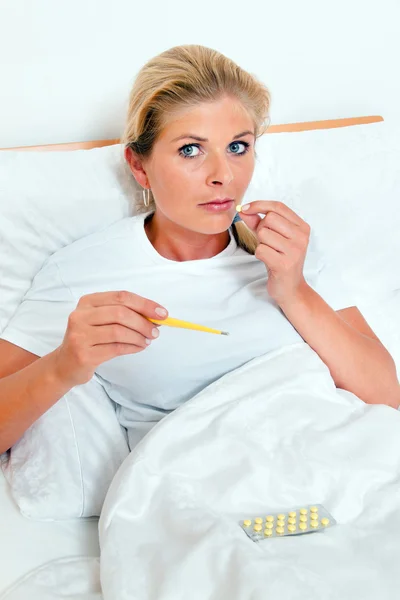 Vrouw is ziek in bed — Stockfoto