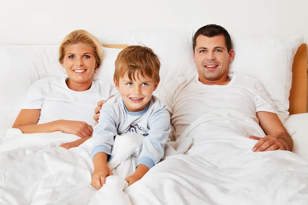 Rodina v posteli — Stock fotografie