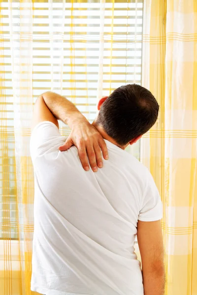 Человек с болью в спине — стоковое фото