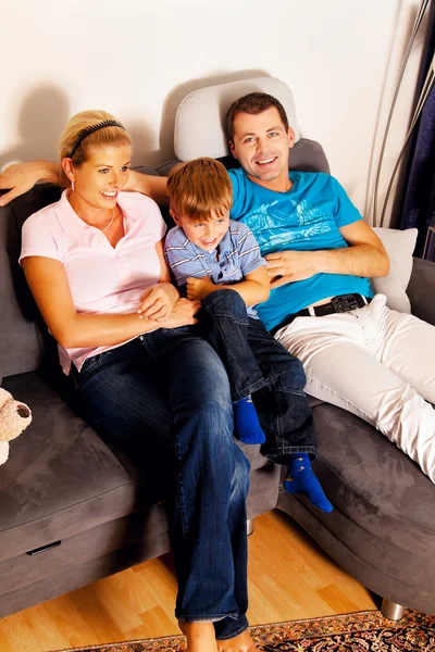 Οικογένεια, βλέποντας τηλεόραση με tv — Φωτογραφία Αρχείου