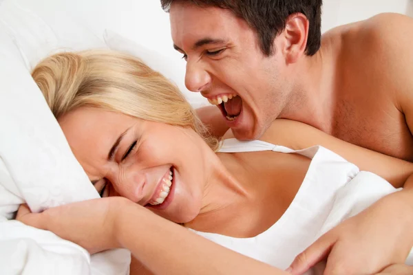Paar hat Spaß im Bett — Stockfoto