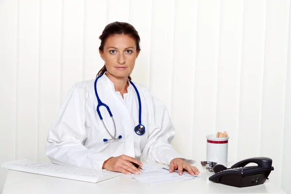 Physician in medical practice — Stock Photo, Image
