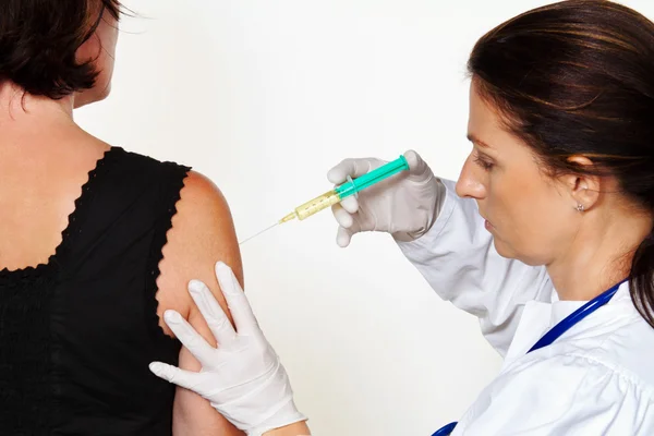Γιατρού ασθενή εμβολιάζεται κατά ασθενειών — Φωτογραφία Αρχείου