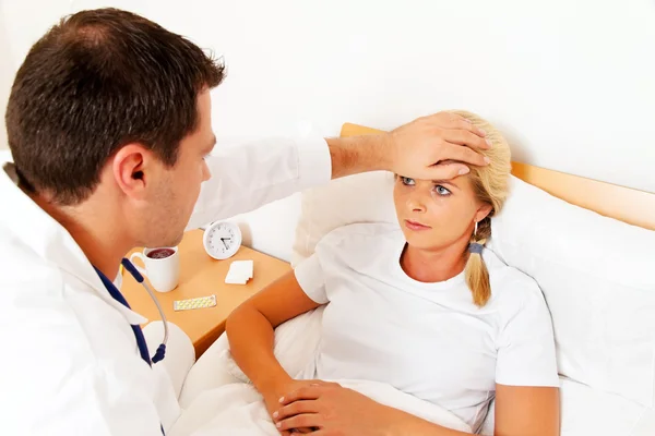 Doctor house call. examines sick woman. — Stock Photo, Image