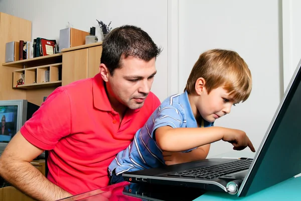 Άνθρωπος και παιδί με laptop — Φωτογραφία Αρχείου