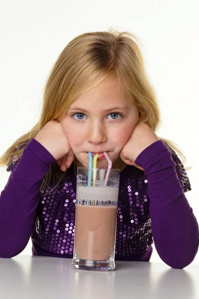Kleines Kind trinkt heiße Schokolade — Stockfoto