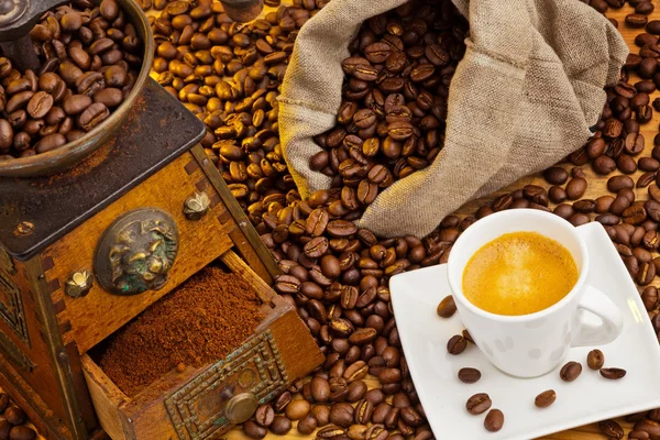 De café. grãos de café e moedor de café — Fotografia de Stock