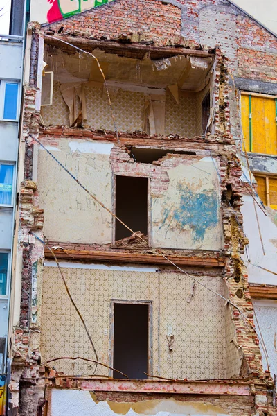 Um edifício residencial é demolido — Fotografia de Stock