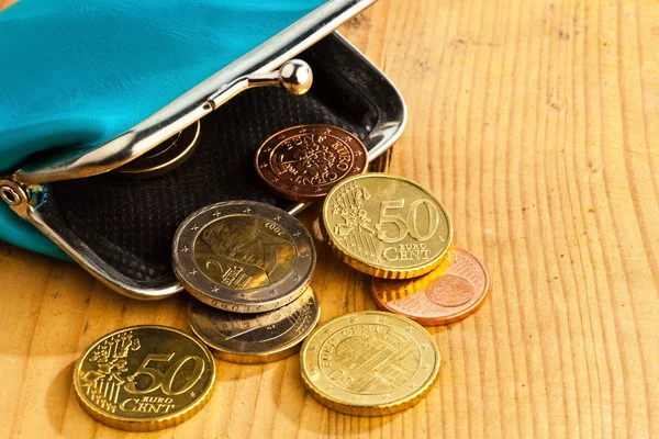 Handväska med mynt. skuld och fattigdom — Stockfoto