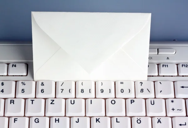 Computertastatur und Briefumschlag. E-Mail. — Stockfoto