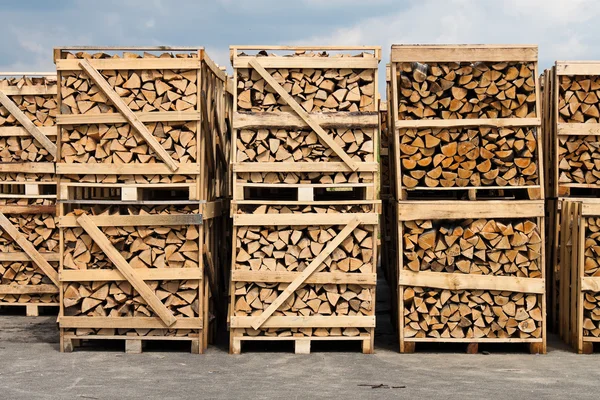 Holz stapeln für Brennholz — Stockfoto