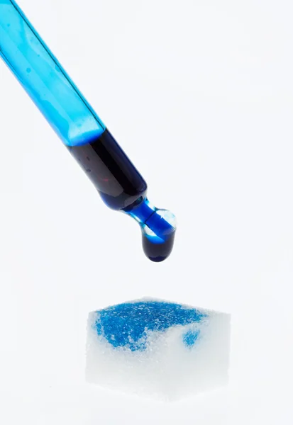 Символ вакцины на кубике сахара — стоковое фото