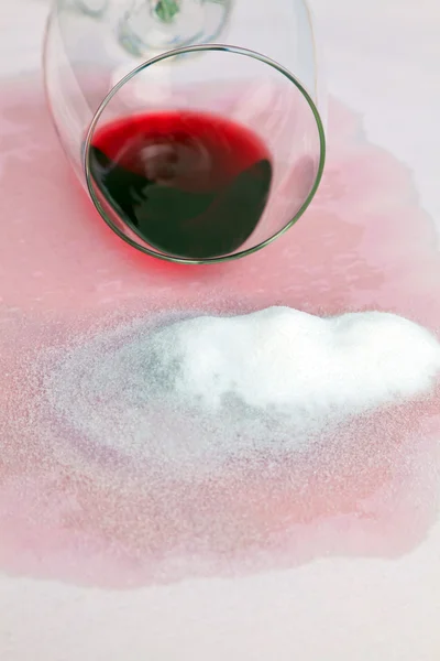 Kırmızı şarap lekesi. kadeh kırmızı şarap ve tuz — Stok fotoğraf