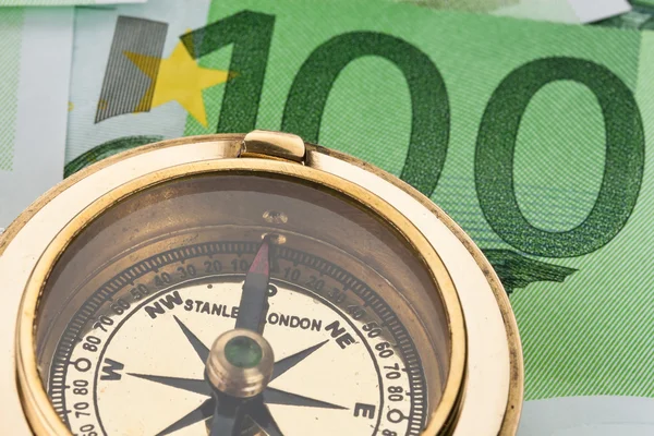 Euro-Banknote mit Kompass — Stockfoto