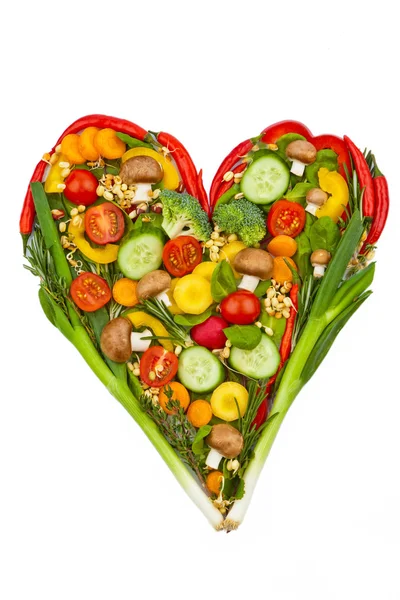Ett hjärta gjort av grönsaker. sunda matvanor — Stockfoto