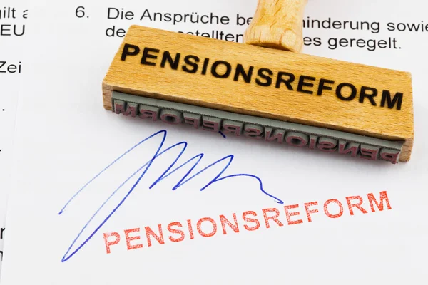 Timbre en bois sur le document : réforme des pensions — Photo