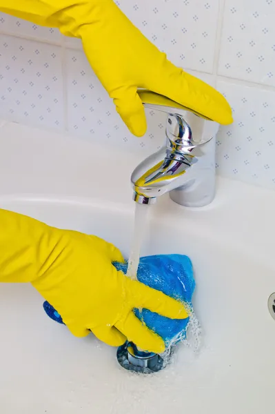 Ванна кімната очищається латексними рукавичками — стокове фото