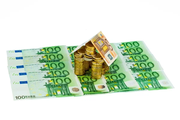 Huis gemaakt van munten en bankbiljetten — Stockfoto