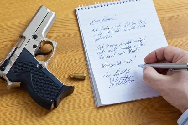 Brief en het pistool van een zelfmoord. — Stockfoto