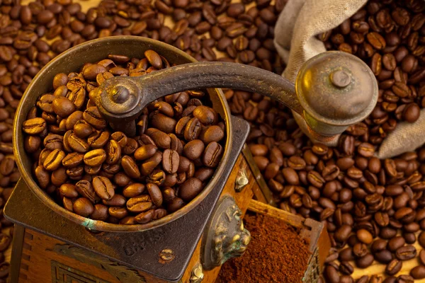 Kopi kacang dengan penggiling kopi — Stok Foto