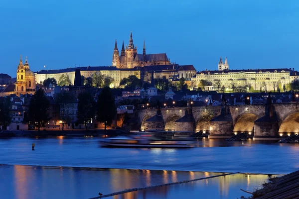 Praga, puente de Charles y el castillo de Prague hradjalá na — Foto de Stock