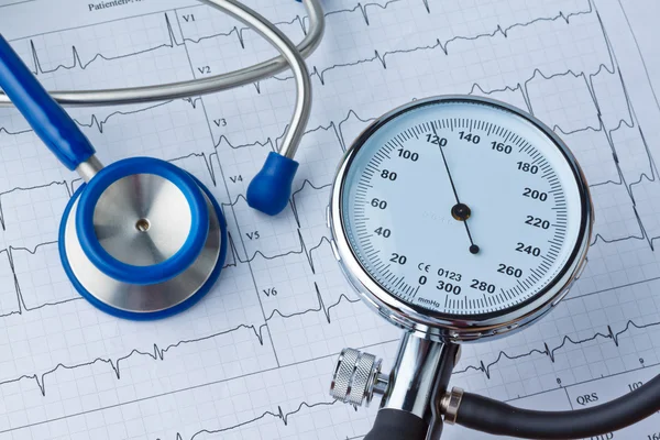 Blood pressure measurement and ecg curve. — Stock Photo, Image