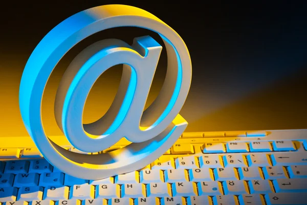 E-posta işareti ve bilgisayar klavye. — Stok fotoğraf