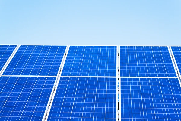 Alternatywne źródła energii słonecznej. energii słonecznej elektrowni — Zdjęcie stockowe