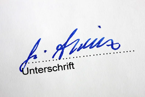 Assinatura da caneta-tinteiro numa carta — Fotografia de Stock