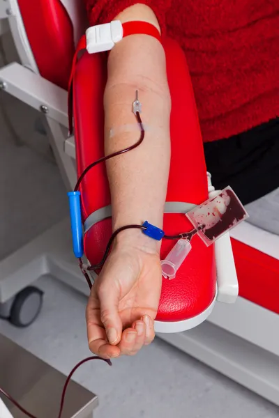 Blood from the donated blood in blood laboratory — Stock Photo, Image