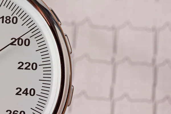 Измерение артериального давления и кривая ЭКГ . — стоковое фото