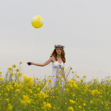 Sarı hava balonu ile kız