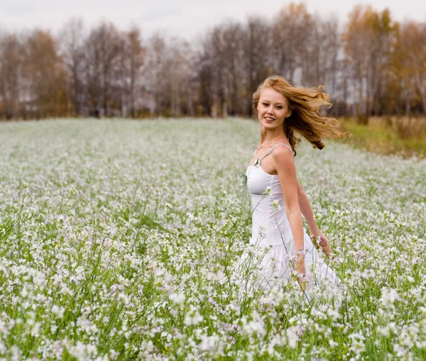 The girl in a field — Stock Photo, Image