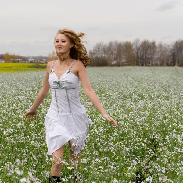 Het meisje in een veld — Stockfoto