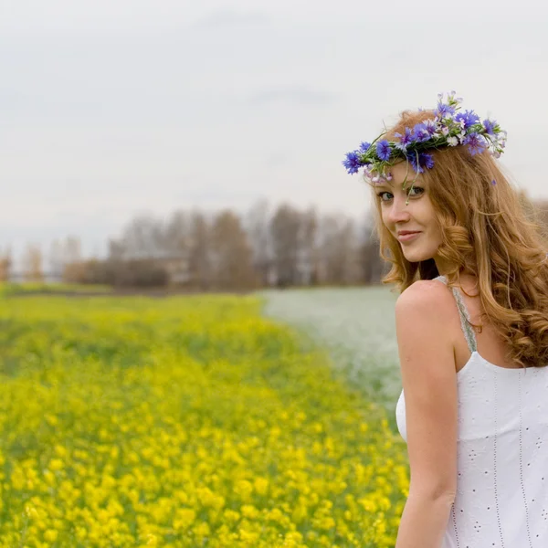 The girl in a field — Stock Photo, Image