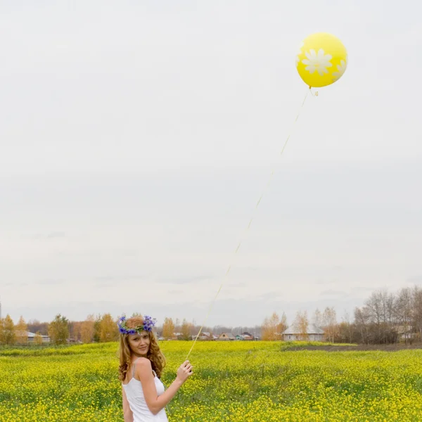 Het meisje met gele luchtballon — Stockfoto