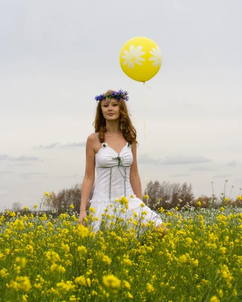 노란 공기 풍선 소녀 — 스톡 사진