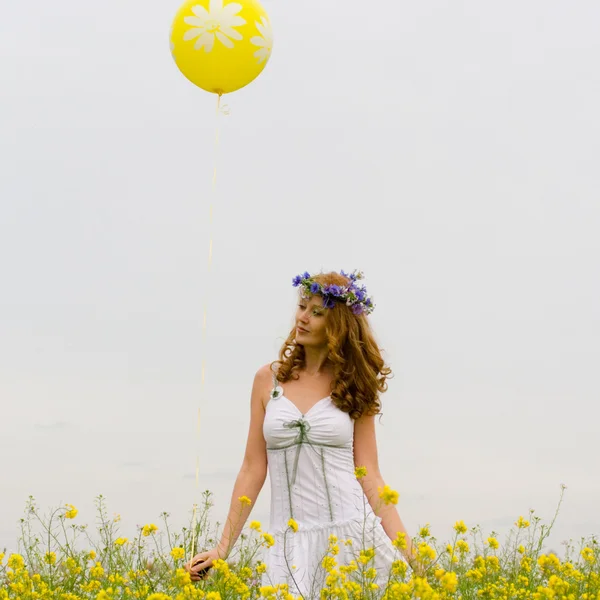 Het meisje met gele luchtballon — Stockfoto